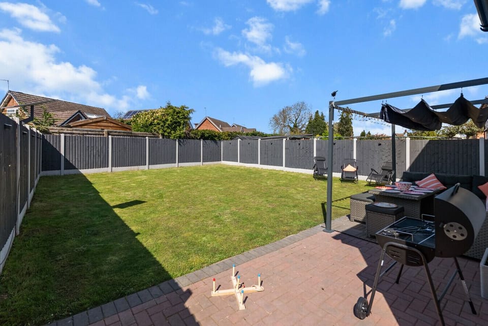 Large enclosed garden with seating and BBQ—ideal for families and groups.