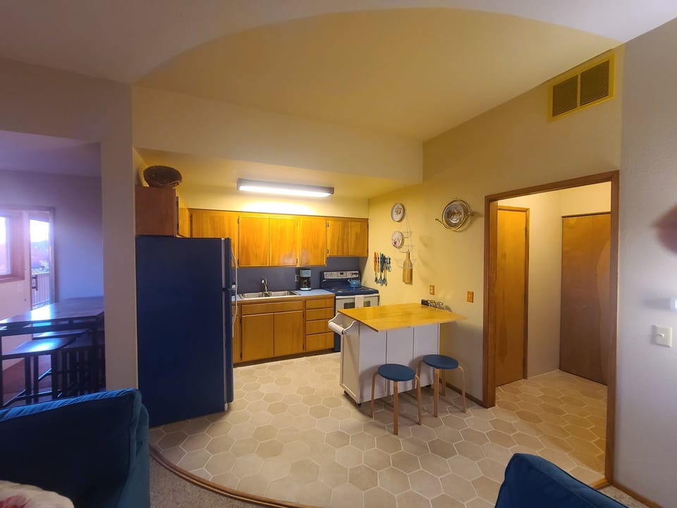 Full kitchenette. Counter seating.