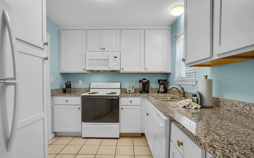 House, Multiple Beds (Sand Dollar A) | Private kitchen