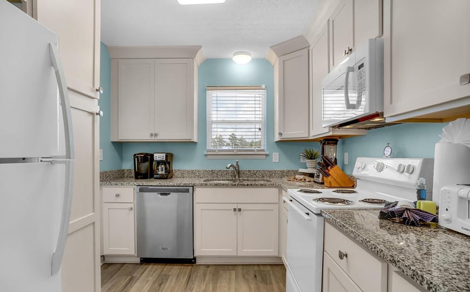 House, Multiple Beds (Sand Dollar) | Private kitchen