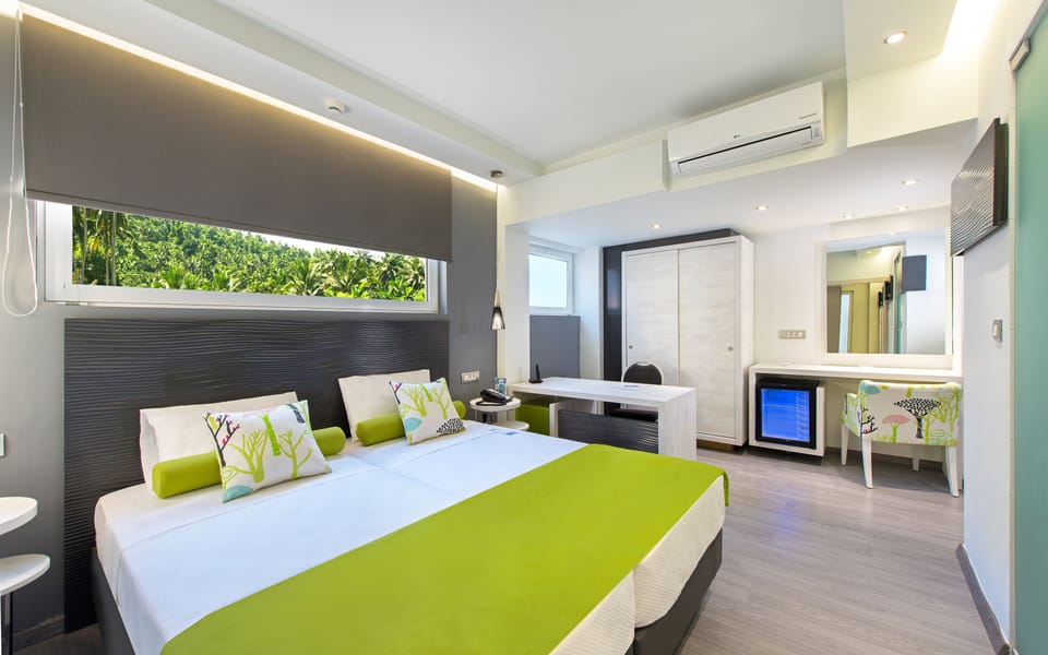 Deluxe Suite, Sea View | Minibar, in-room safe, desk, soundproofing
