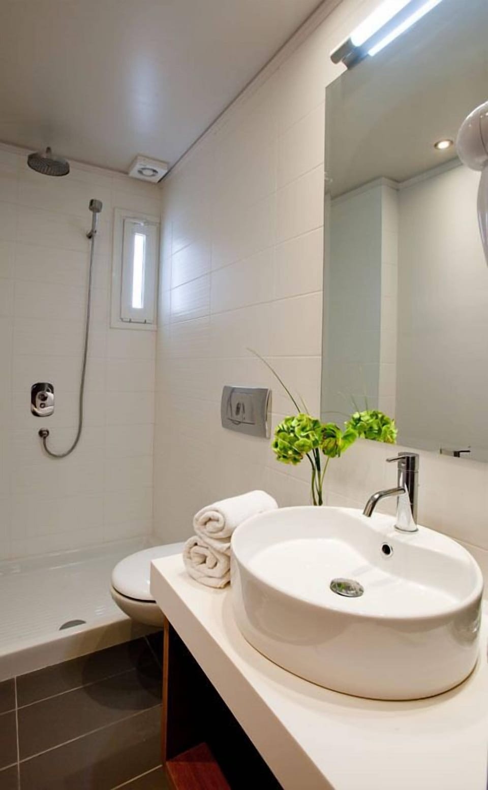 Executive Suite, Panoramic View | Bathroom | Free toiletries, hair dryer, bathrobes, towels
