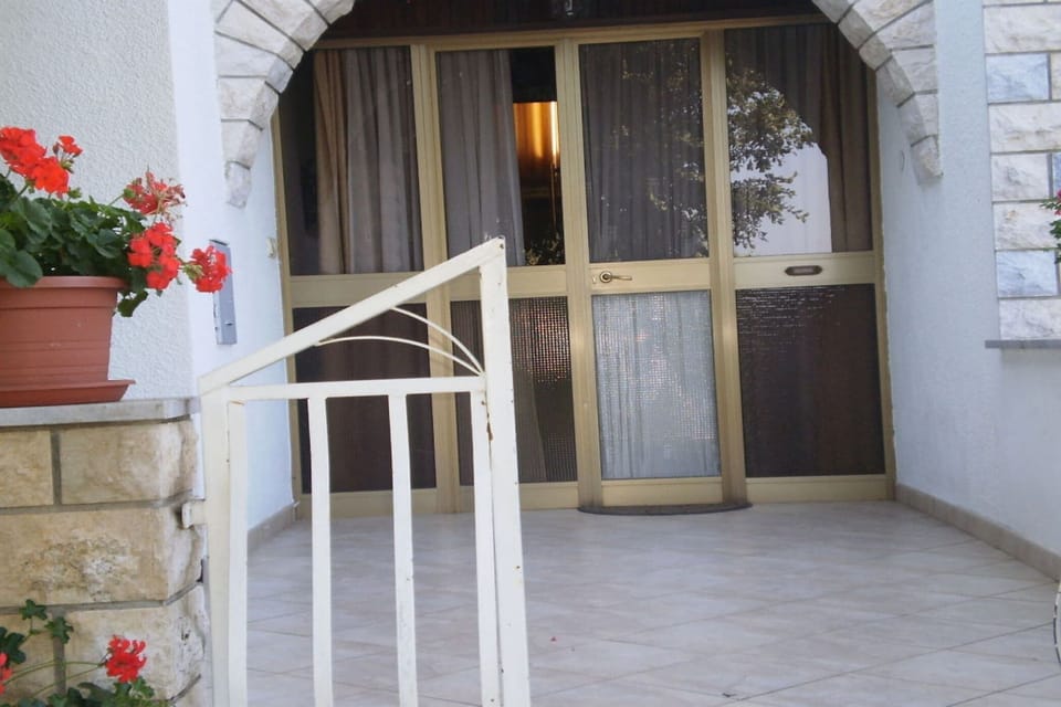 Entrance / Reception