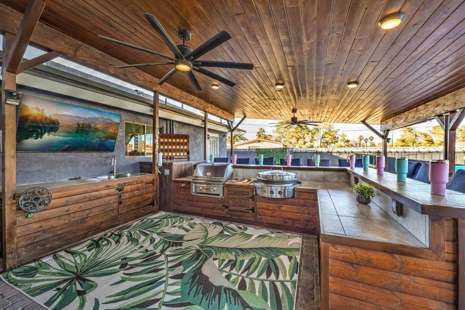 Outdoor Bar & Grill