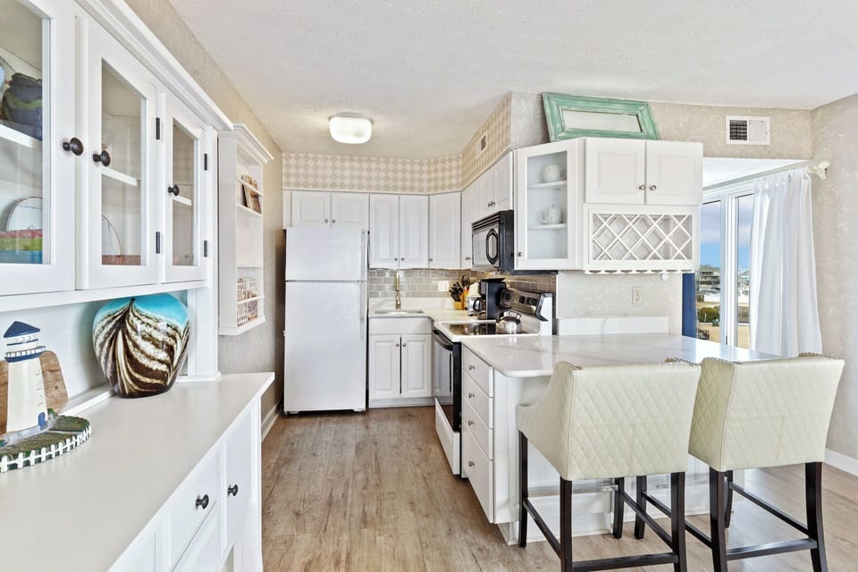 The chic Kitchen offers the ultimate space to prepare your favorite meal.