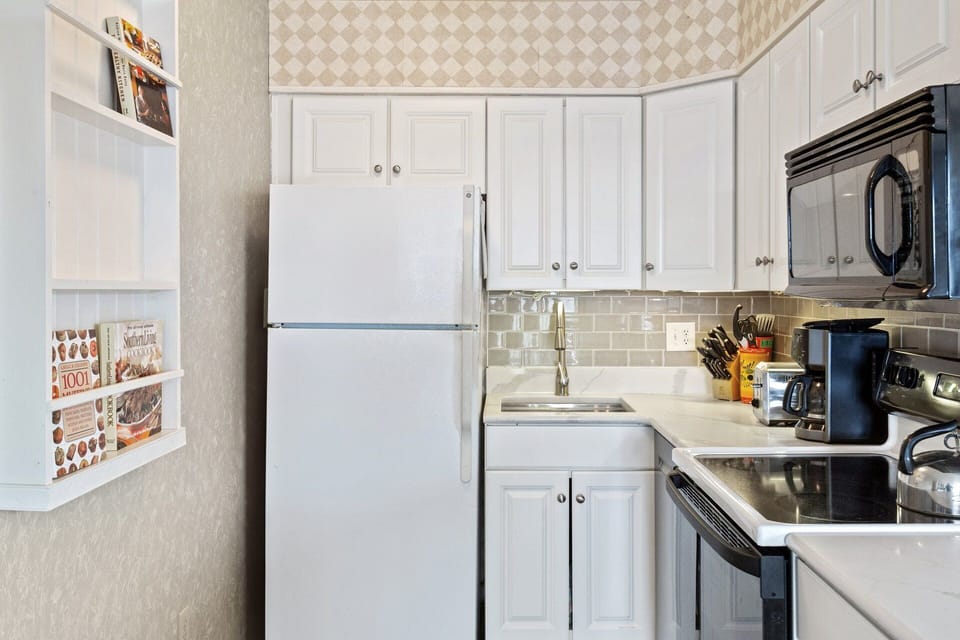 The chic Kitchen offers the ultimate space to prepare your favorite meal.