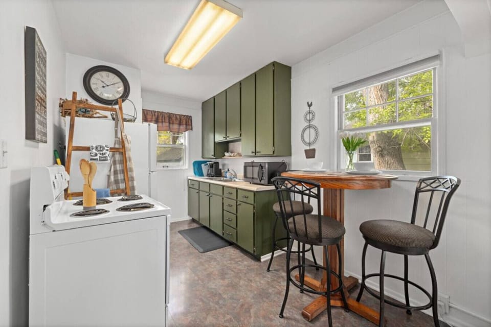 Stocked kitchen and table/chairs