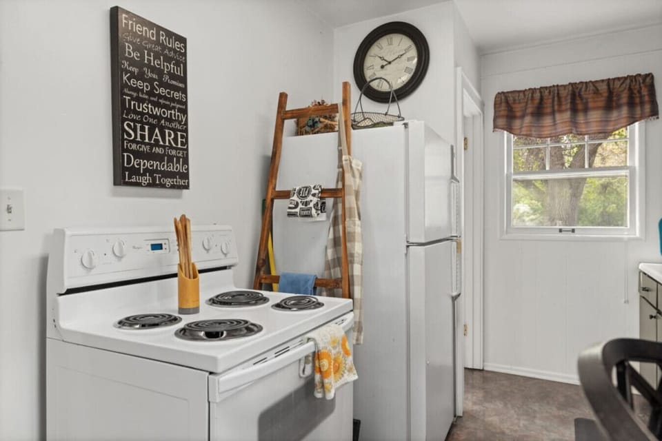 Oven/stove, and fridge