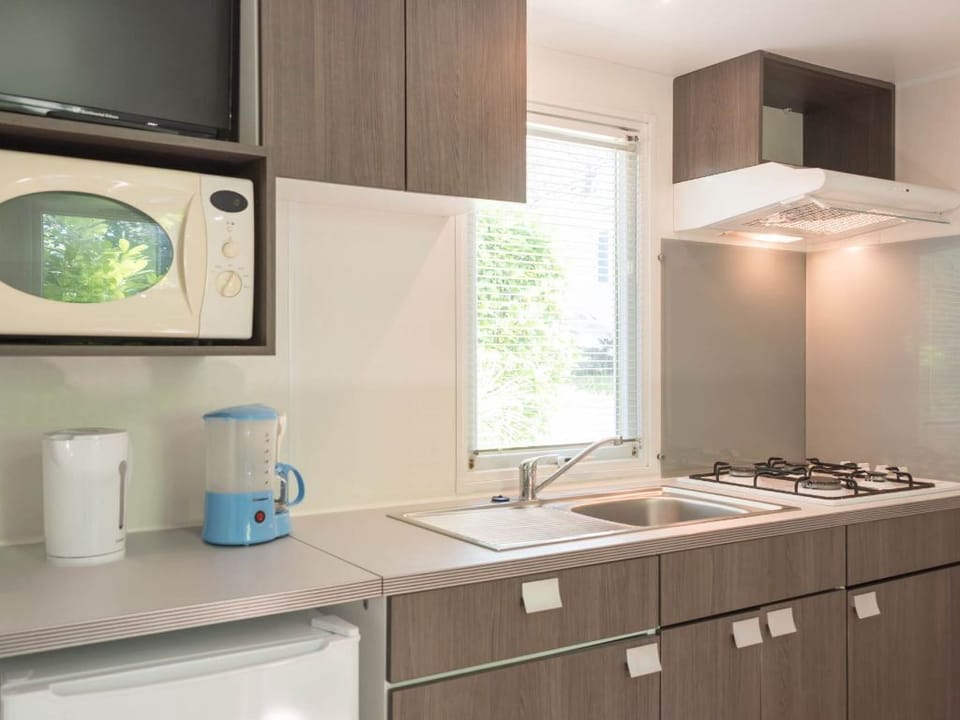 Fully equipped kitchenette with all the amenities for a convenient and enjoyable stay.
