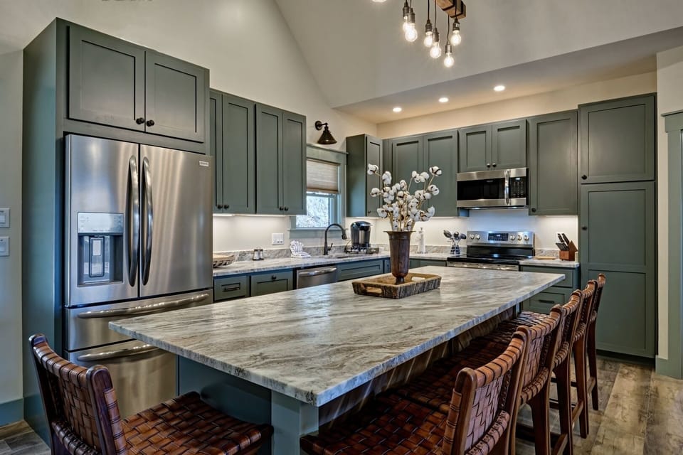 Kitchen area and bar