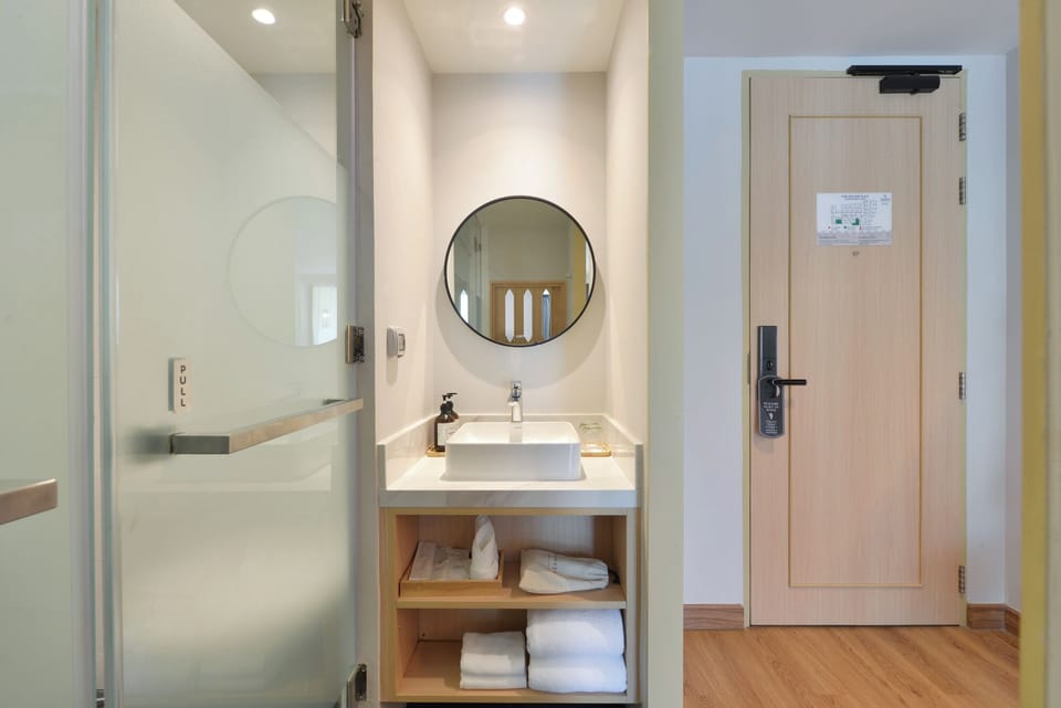Superior Room, 1 King Bed, Balcony, Garden View | Bathroom | Shower, hair dryer, bathrobes, slippers