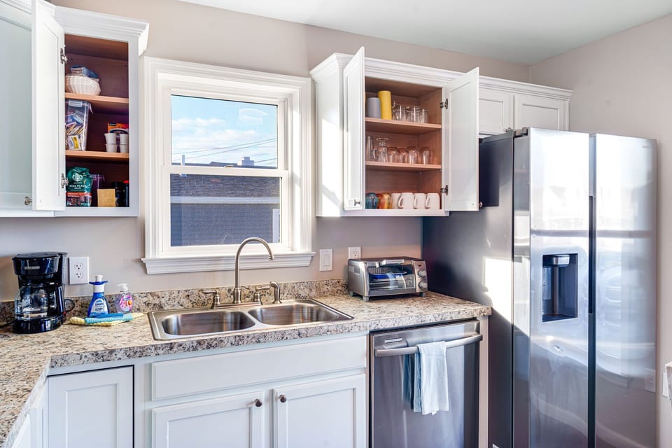Fully equipped kitchen with dishwasher