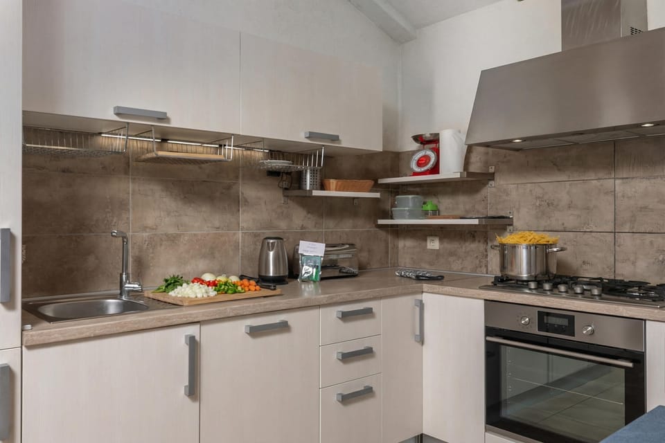 Family House, 3 Bedrooms, 2 Bathrooms (Istrian Casa Acqua with Private Pool) | Private kitchen