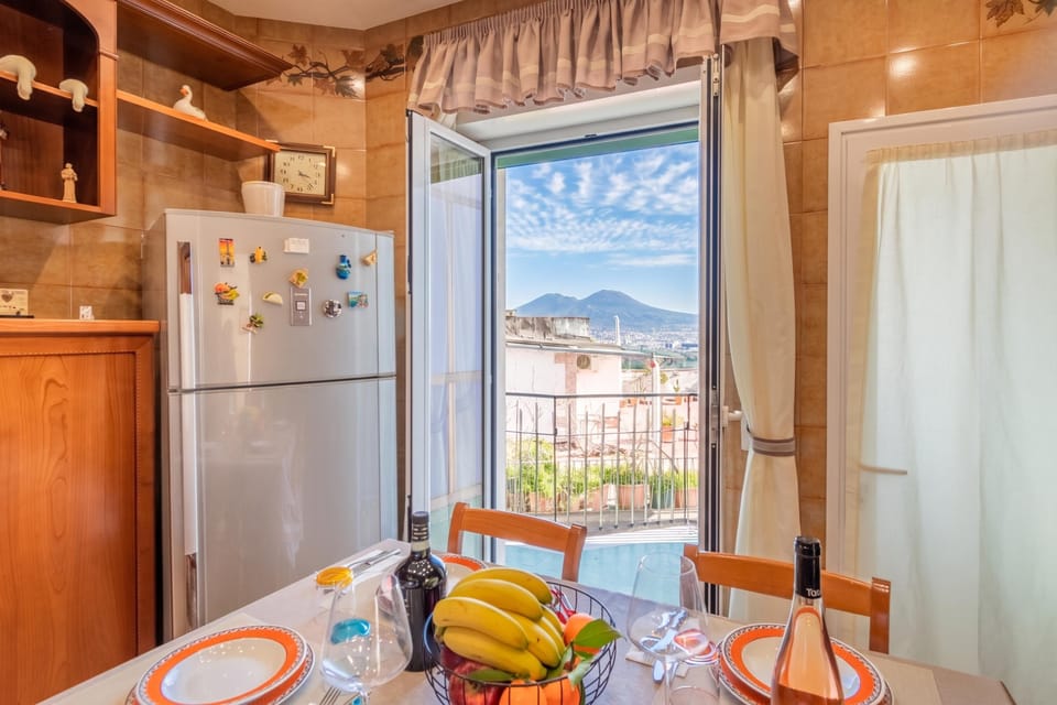 Family Apartment, 3 Bedrooms, Fireplace (Bright Apartment Private Parking) | Dining