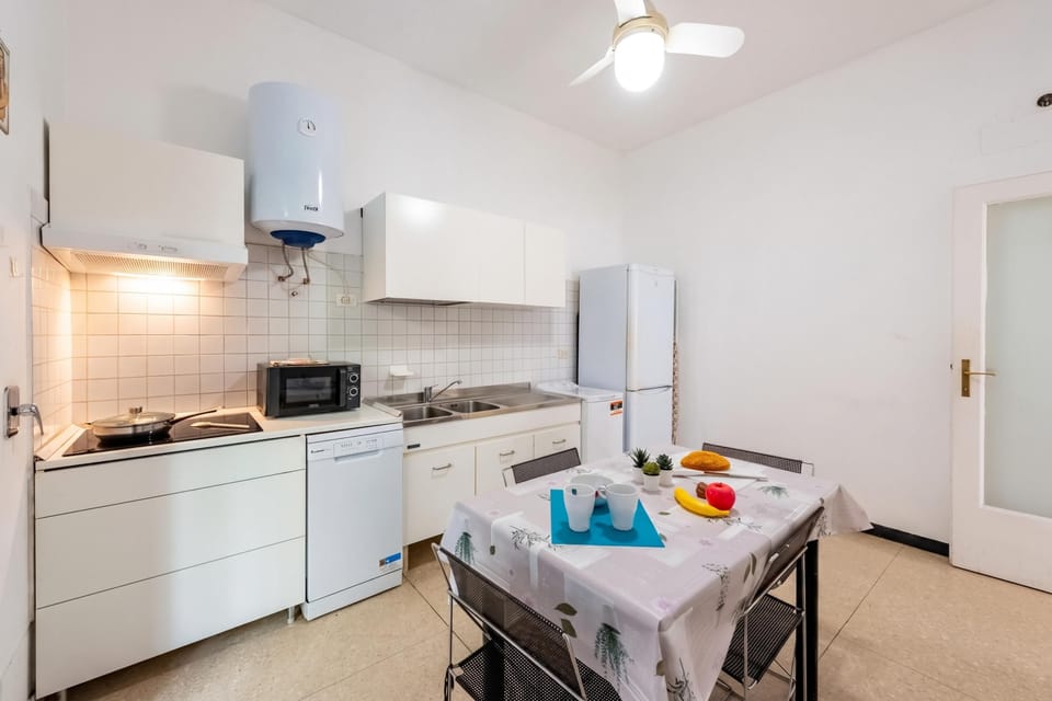 Standard Apartment, 3 Bedrooms, 2 Bathrooms (House Rondinella Genova City Center) | Private kitchen