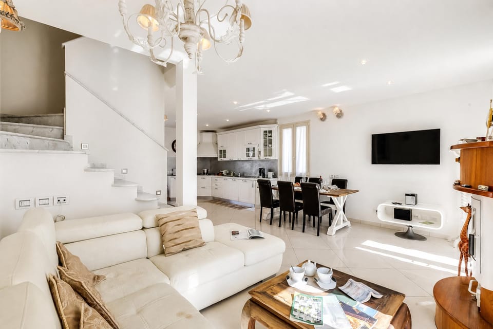 Family House, 3 Bedrooms, 2 Bathrooms (Casa Patino - Villa in Torre del Lago) | Living area | Smart TV, stereo