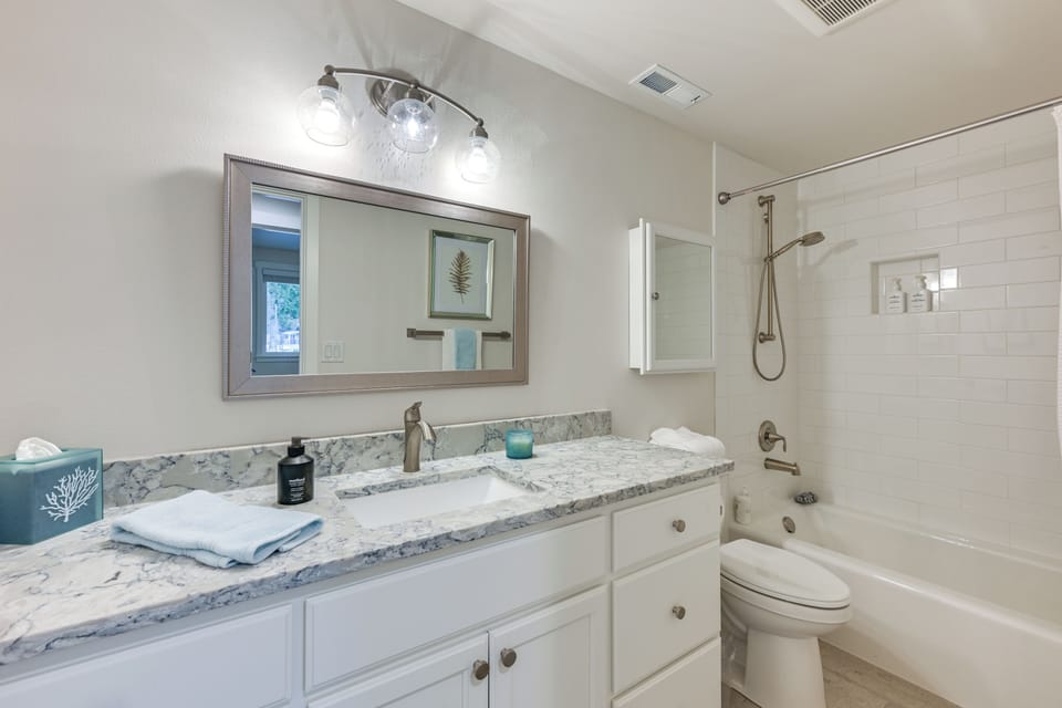 Full Bathroom | Towels Provided