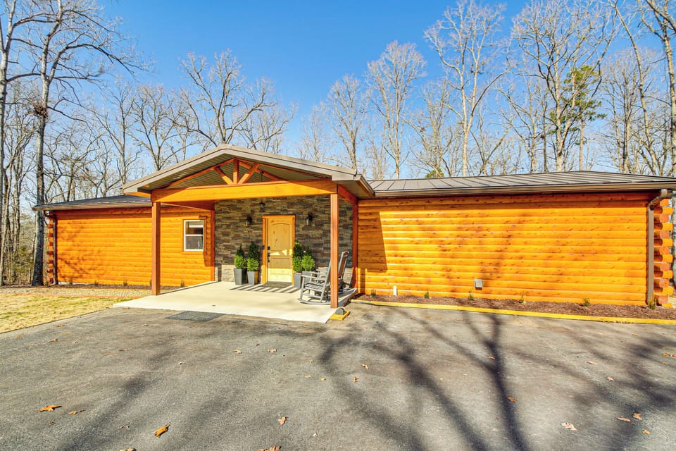Cabin Exterior | Driveway (6 Vehicles)