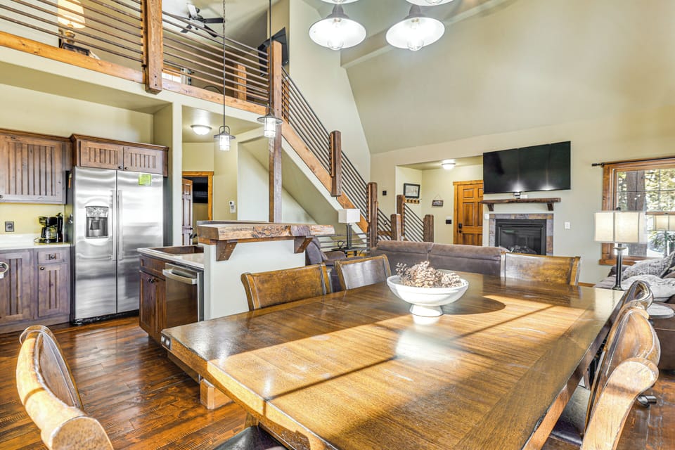 Dining Area | 1st Floor | Dishware/Flatware | Trash Bags/Paper Towels