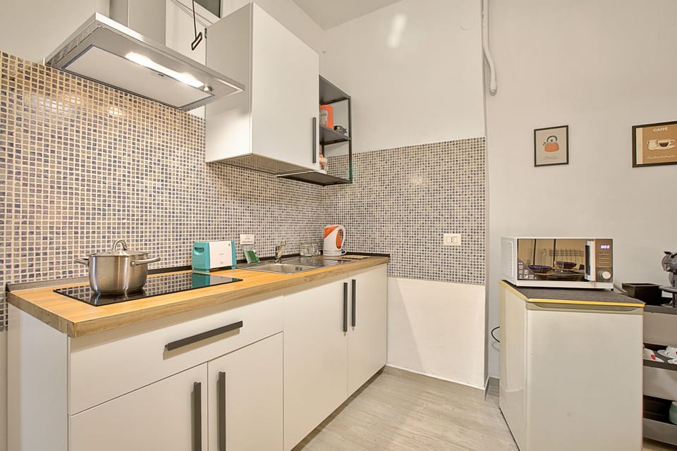 Family Apartment, 1 Bedroom, Microwave (Ravanas 314 Bari Near Station) | Private kitchen