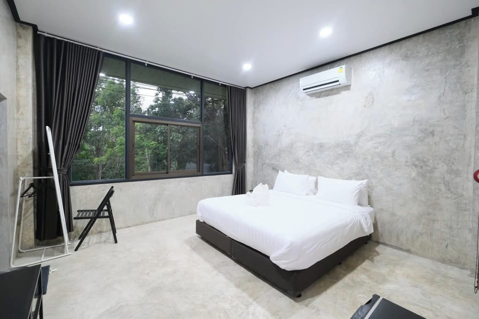 Deluxe Room | Desk, free WiFi