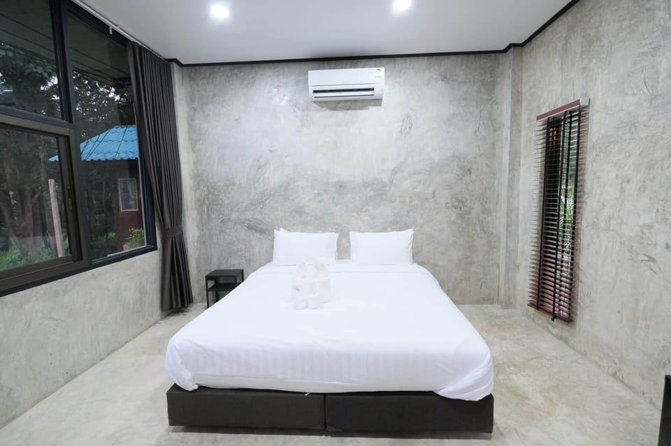 Deluxe Room | Desk, free WiFi