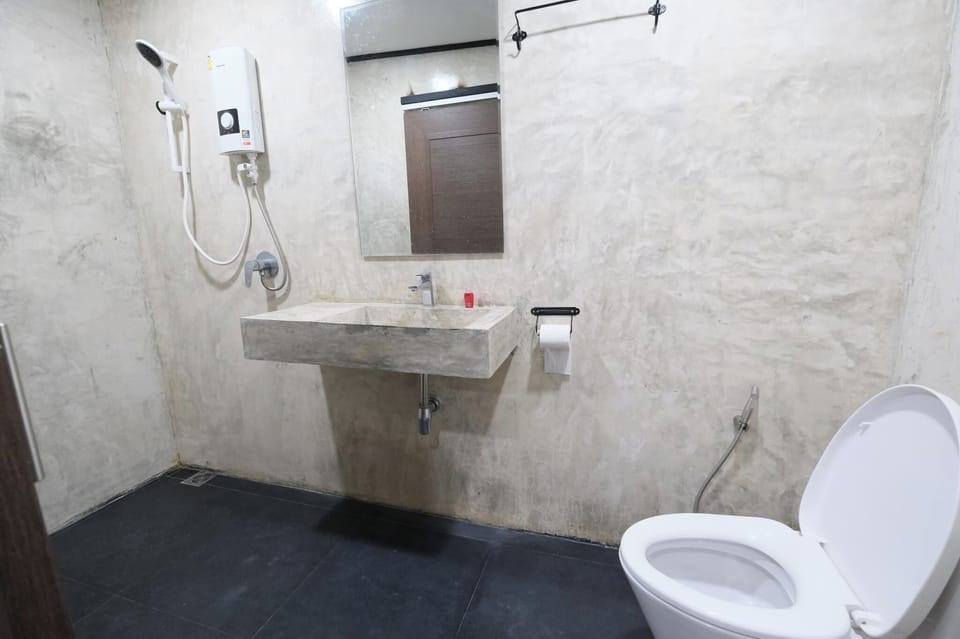 Deluxe Room | Bathroom | Shower, towels, soap, shampoo