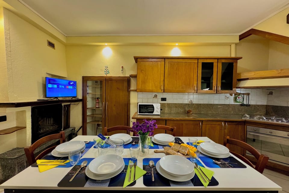 Family Townhome, Multiple Bedrooms (Borgo di Porlezza) | Dining