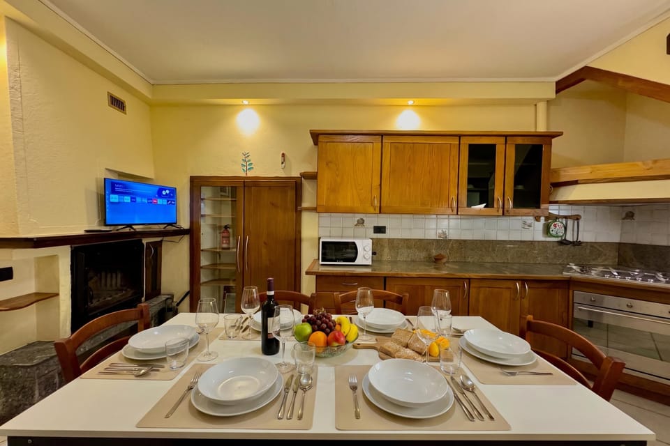 Family Townhome, 3 Bedrooms, Microwave (Borgo di Porlezza) | Dining