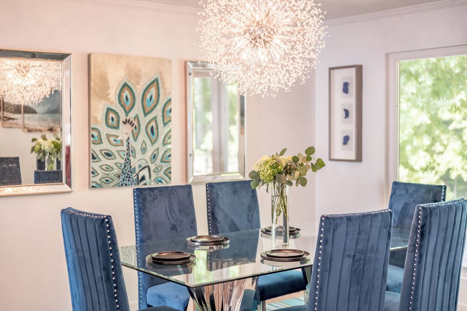 Dining area with seating for 6.