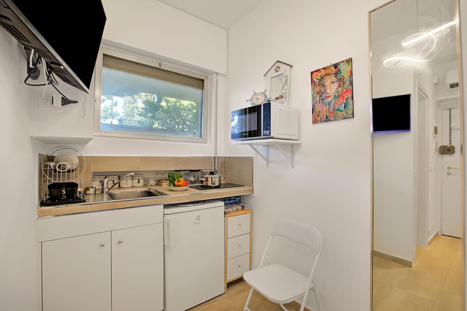 Family Studio (Jolie Sur La Mer - Petit Studio) | Private kitchen | Fridge, microwave, stovetop, coffee/tea maker