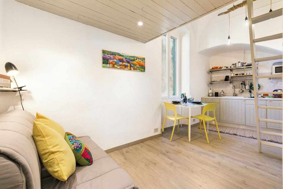 Family Apartment, Multiple Bedrooms (La Torretta Holiday Home Sanremo) | Living area | 21-inch flat-screen TV with cable channels