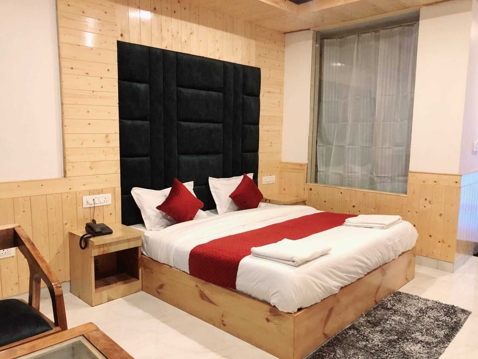 Deluxe Room, Mountain View | Desk, free WiFi
