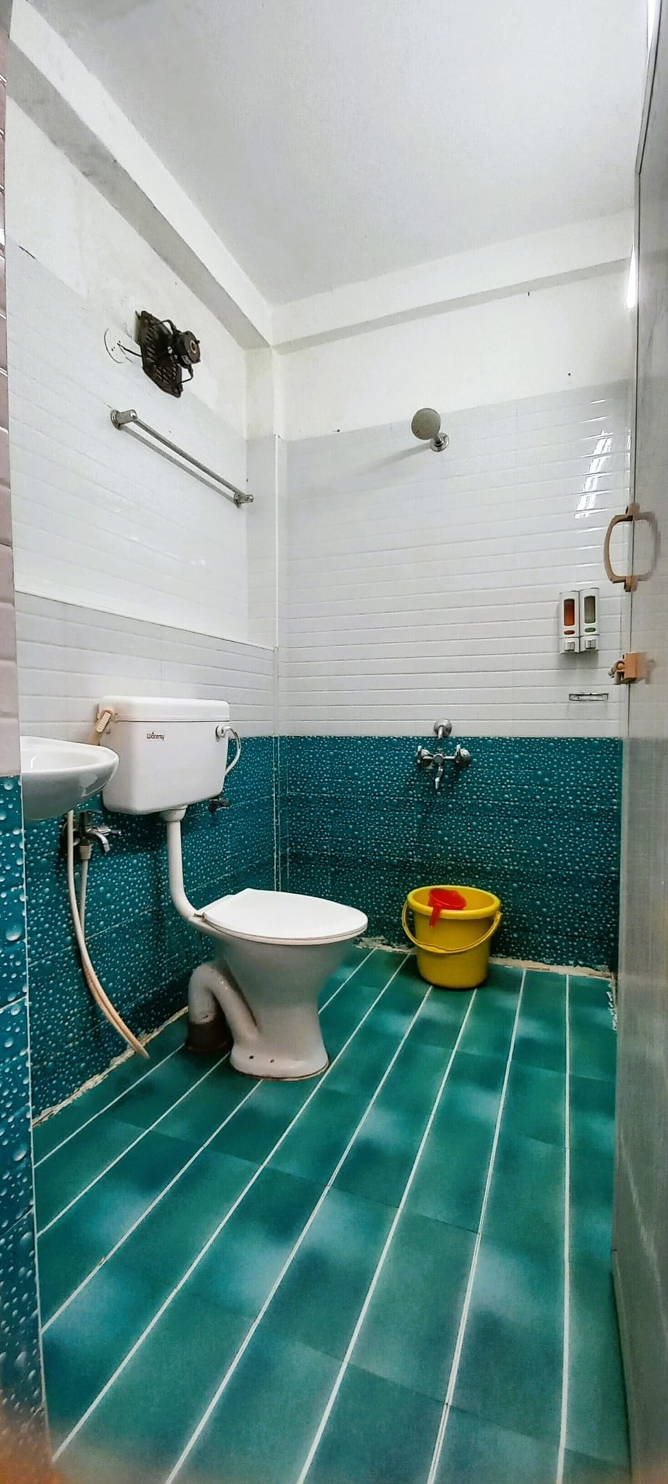Deluxe Room | Bathroom | Shower, towels, shampoo, toilet paper