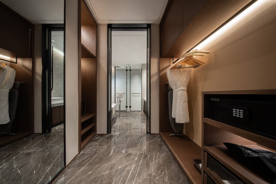 Deluxe Studio Suite | Desk, laptop workspace, WiFi (free)