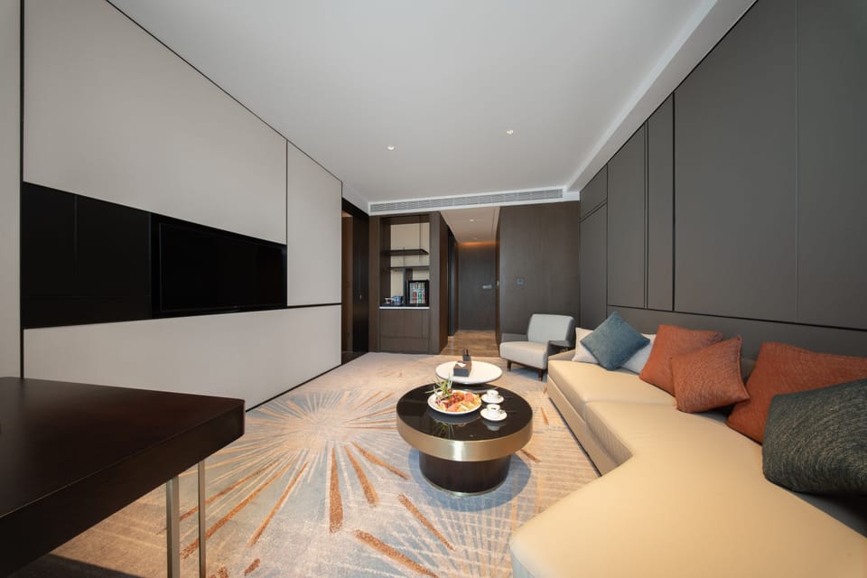Deluxe Studio Suite | Desk, laptop workspace, WiFi (free)