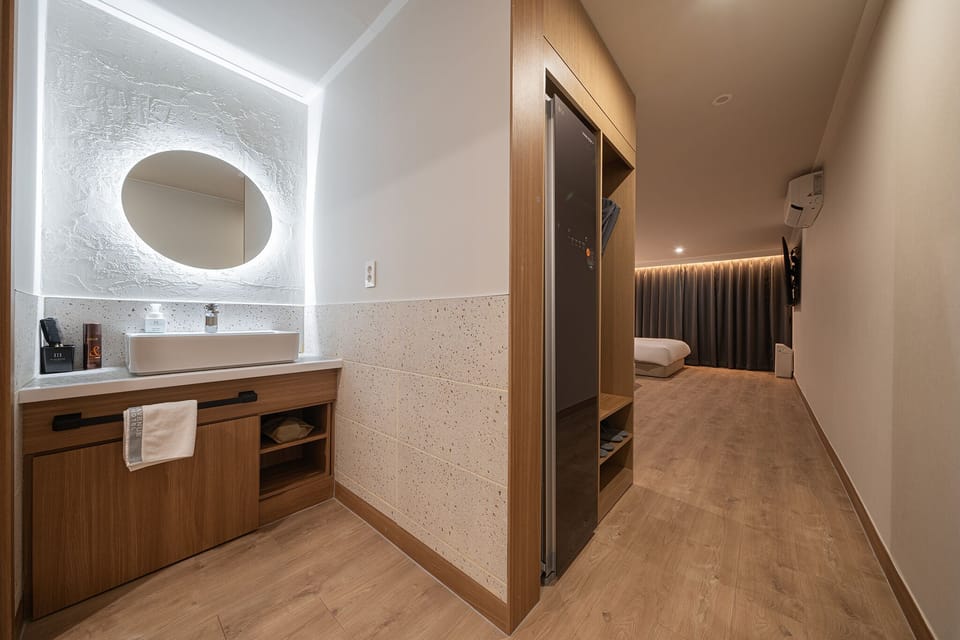 Suite 1PC | Premium bedding, down comforters, soundproofing, free WiFi