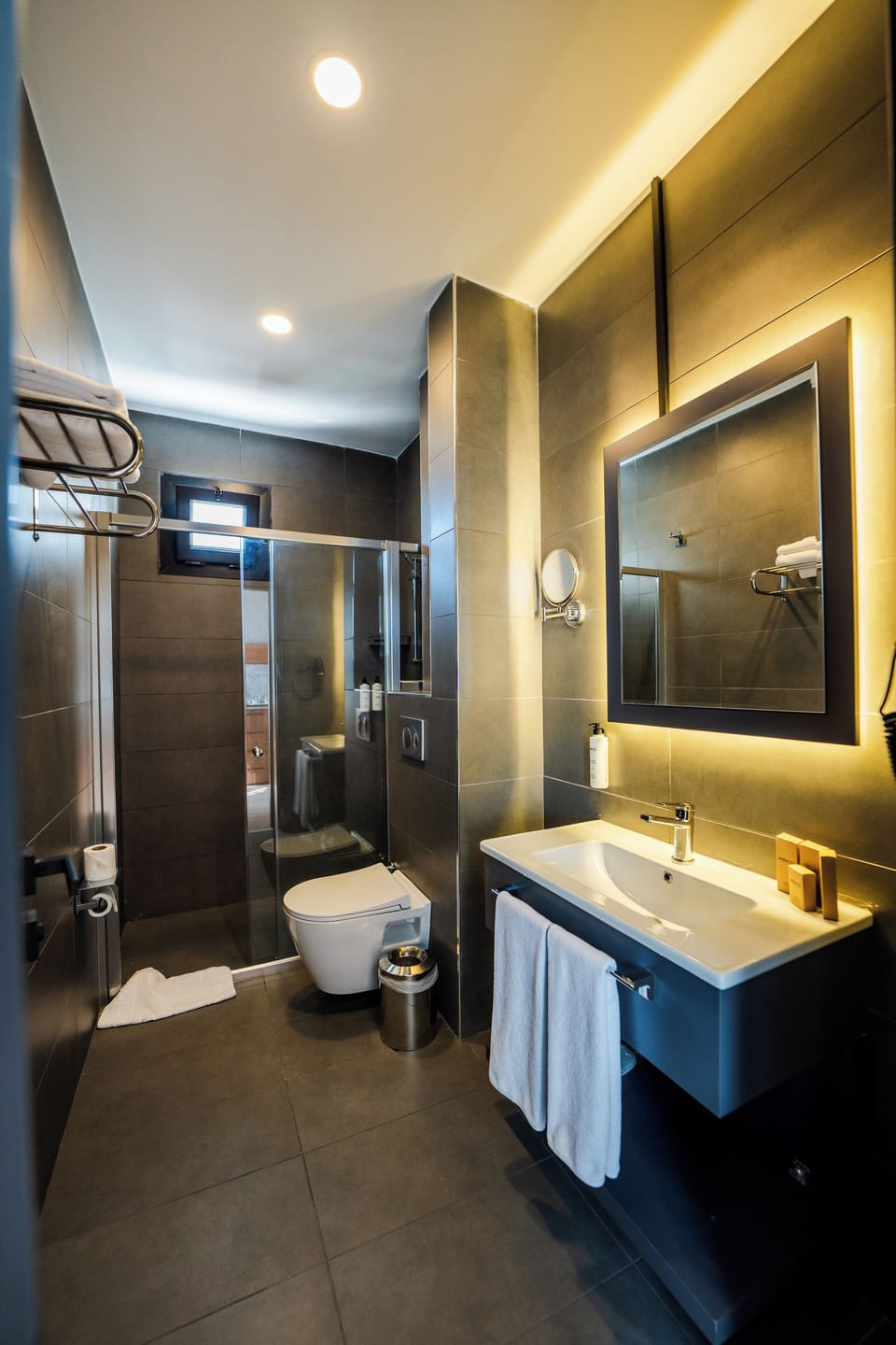 Junior Suite, City View | Bathroom | Shower, free toiletries, hair dryer, towels
