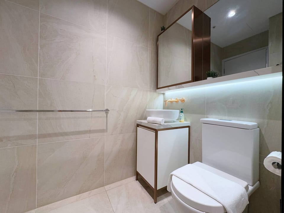 A warm & cozy bathroom.