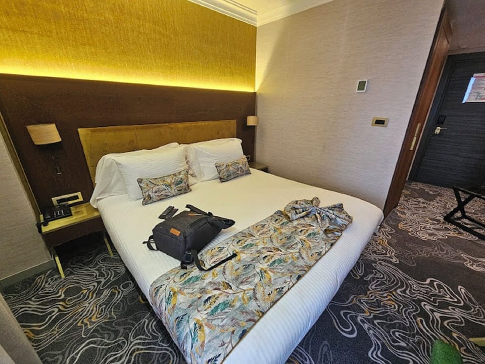 In-room safe, WiFi (free)