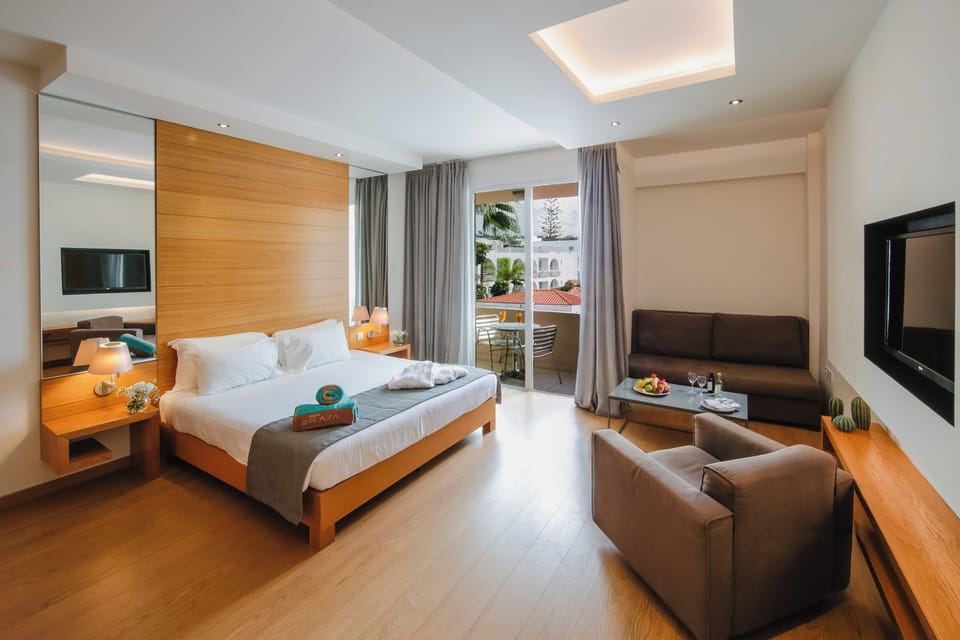 Junior Suite | Egyptian cotton sheets, in-room safe, blackout drapes, WiFi (free)