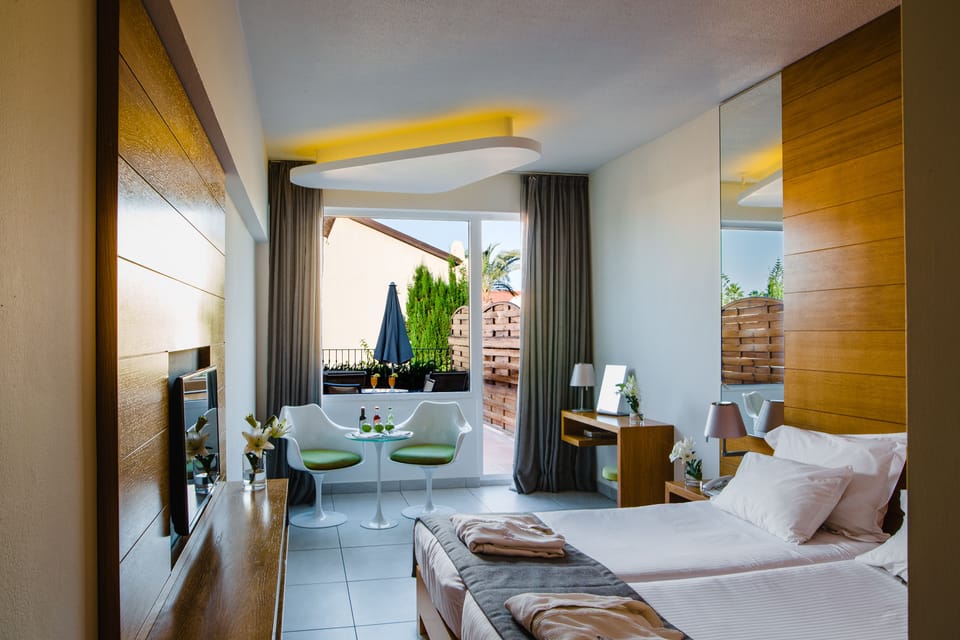 Deluxe Room, Terrace | Egyptian cotton sheets, in-room safe, blackout drapes, WiFi (free)