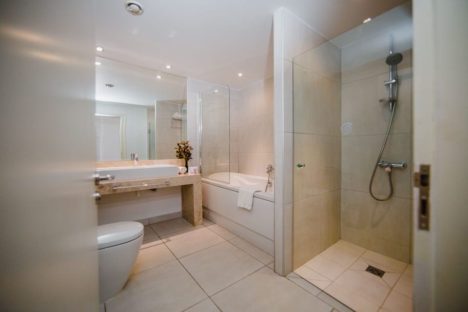 Junior Suite | Bathroom | Eco-friendly toiletries, hair dryer, towels