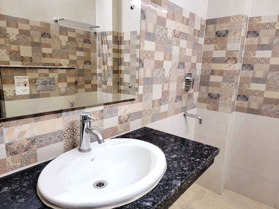 Shower, rainfall showerhead, free toiletries, slippers
