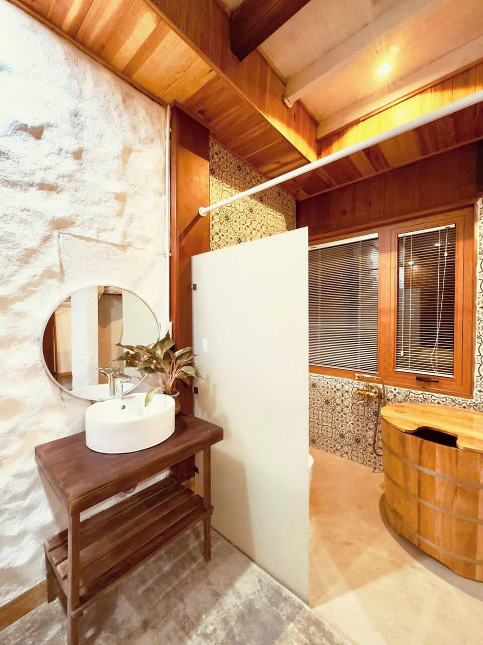 Deluxe Double Room | Bathroom | Free toiletries, slippers, bidet, towels