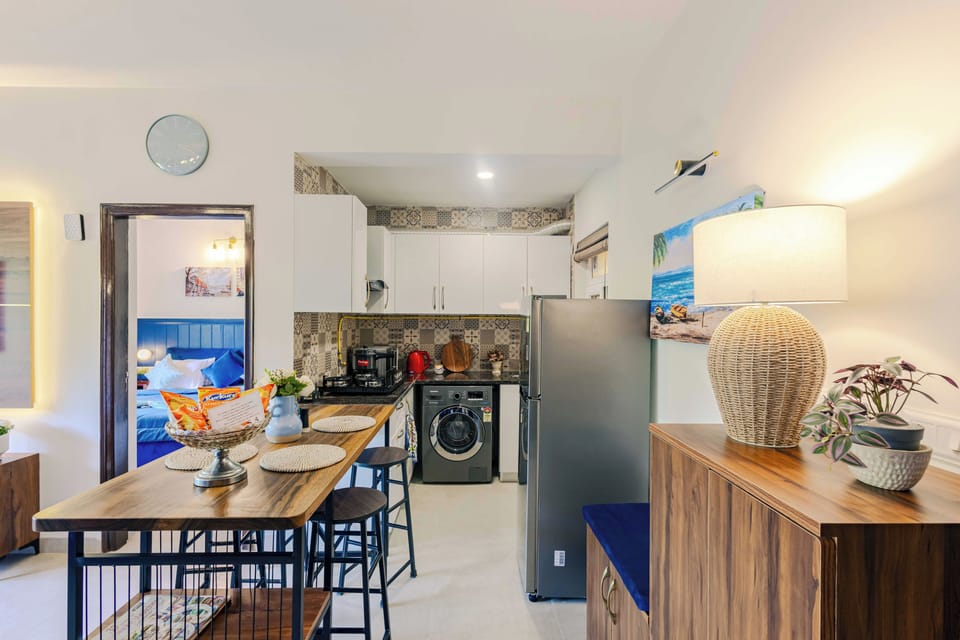 Deluxe Apartment, 1 Queen Bed, Balcony, Pool View | Private kitchen