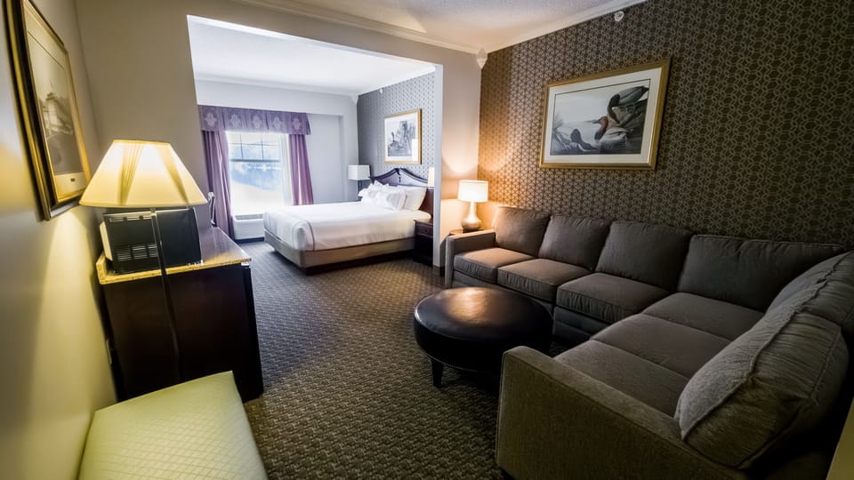 Premium bedding, in-room safe, desk, blackout drapes