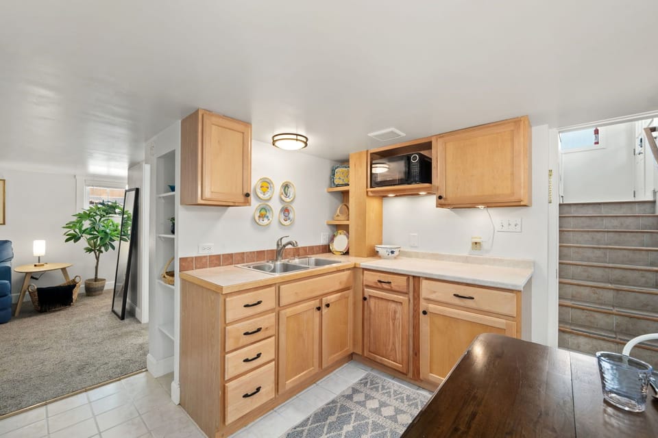 House, Multiple Beds, Hot Tub, Garden View (523 Peterson St. - Whole House) | Private kitchen | Fridge, microwave, oven, stovetop