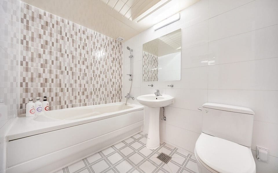 Superior Double Room | Bathroom | Free toiletries, hair dryer, bathrobes, slippers