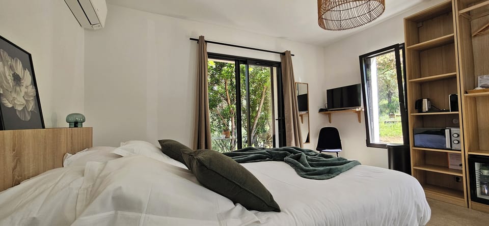 Premium bedding, Select Comfort beds, minibar, soundproofing